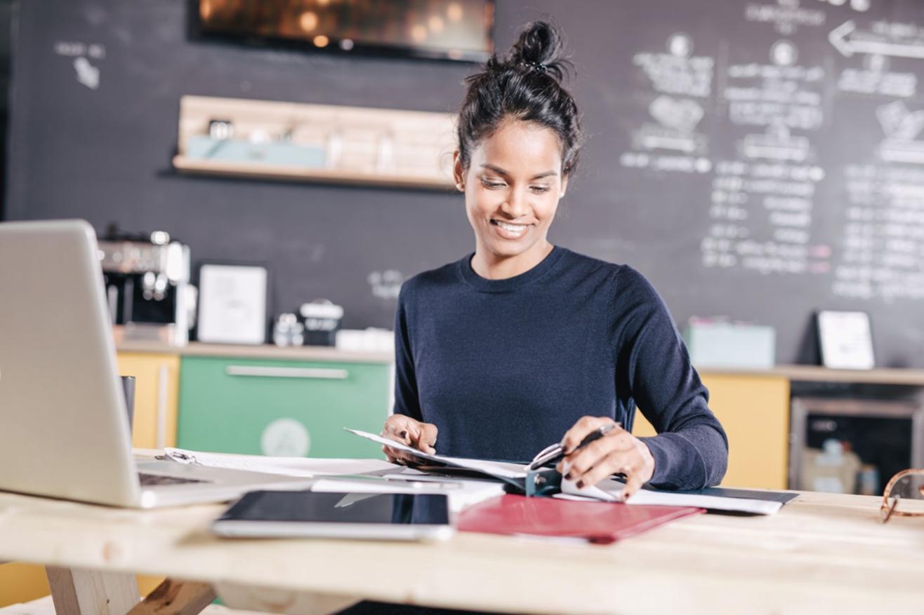 Студентка працює над фешн-проєктом у навчальному просторі